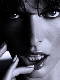 Мила Йововчи крупным планом обои