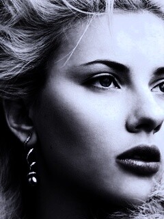 Скарлет Йохансон со змеиными серьгами обои