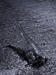 Бутылка в песке у воды обои