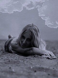 Девушка на песке обои