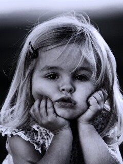 Малышка грустит обои