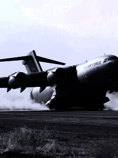 Грузовой самолёт на посадке обои