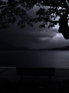 Скамейка на берегу обои