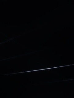 Лучи света на тёмно-синем фоне обои