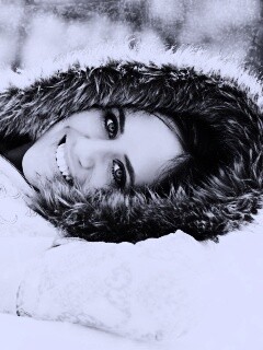 Девушка в снегу обои