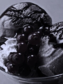 Шоколадное мороженое со смородинкой обои