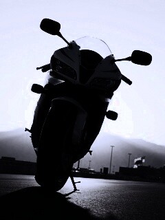 Мотоцикл на фоне заходящего солнца обои