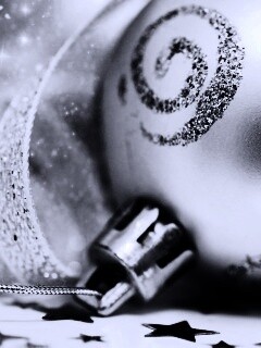 Ёлочный шарик белого цвета обои