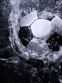 Футбольный мяч в воде обои