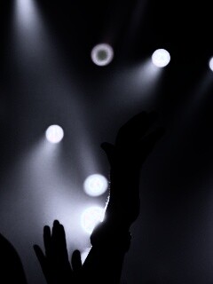Руки людей на концерте обои