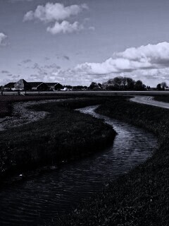 Канал вдоль дороги обои