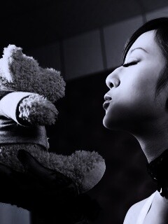 Азиатка любит медвежонка обои