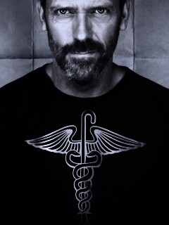 Доктор Хаус в футболке со змеями на трости обои