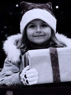 Ребенок с подарком обои