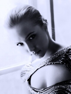 Блондинка у окна обои