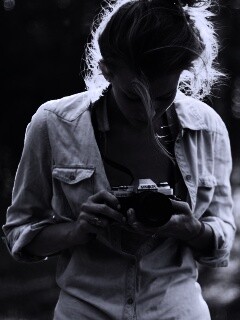 Девушка-фотограф обои