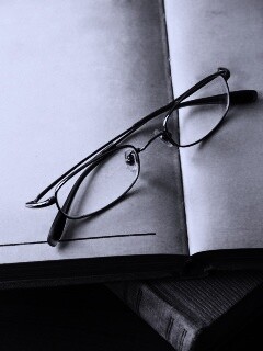 Очки и блокнот обои