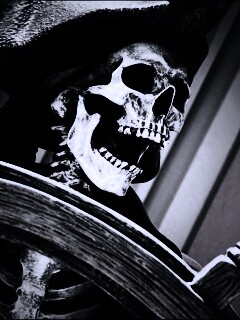 Скелет пирата за штурвалом обои