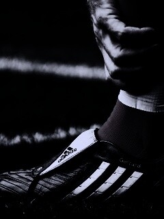 Левая нога футболиста в бутсе обои