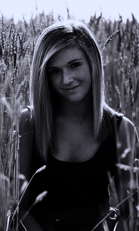 Девушка во ржи обои