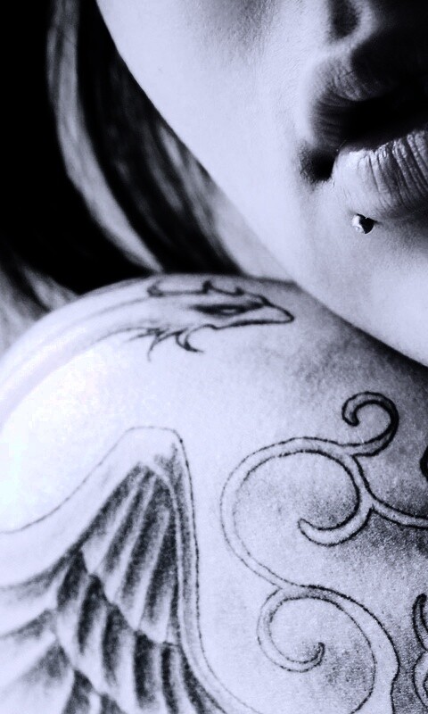 Плечо с татуировкой обои