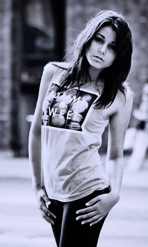 Молодая девушка в городе обои