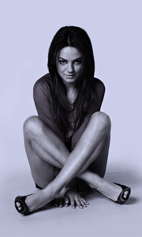 Сидящая девушка обои