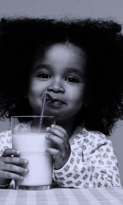 Девочка пьет молоко обои