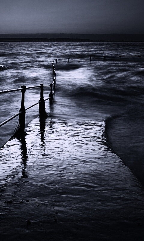 Пирс уходящий в море обои