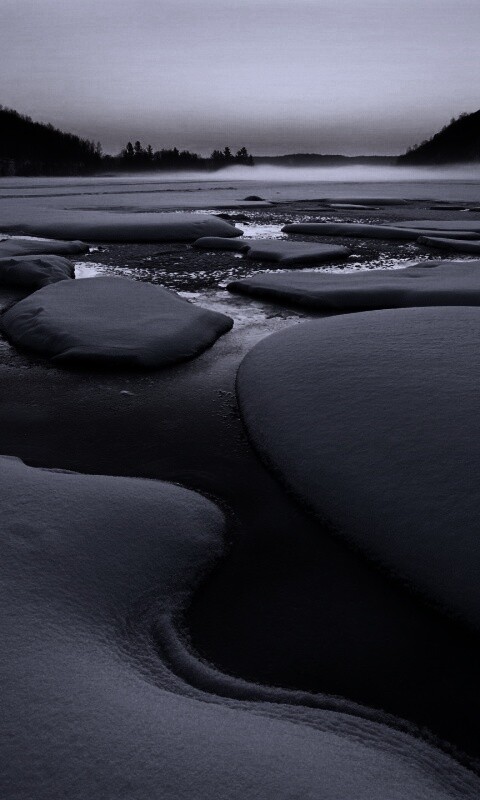 Полынья на замерзшем озере обои