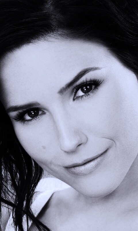 Симпотичная шатенка обои