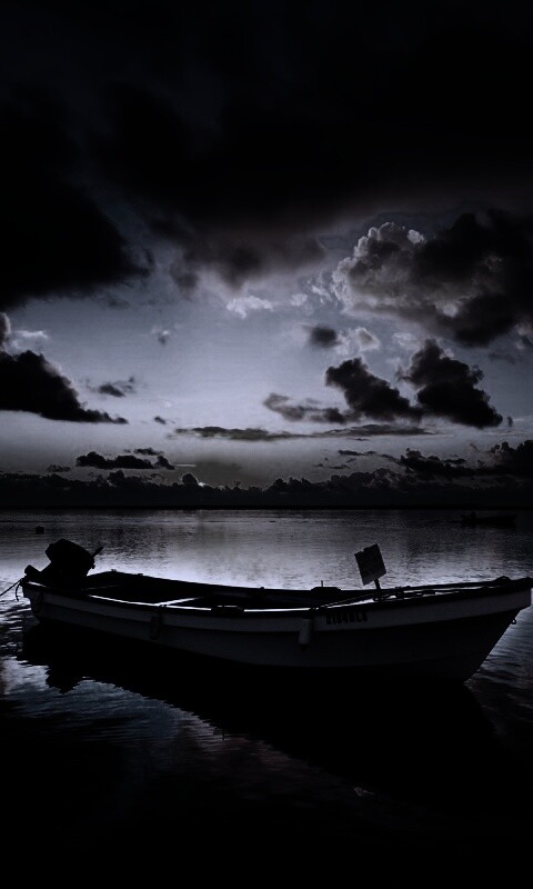 Тучи над озером обои