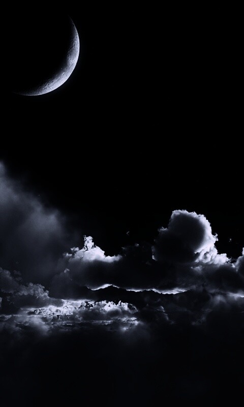 Облака и луна в ночном небе обои