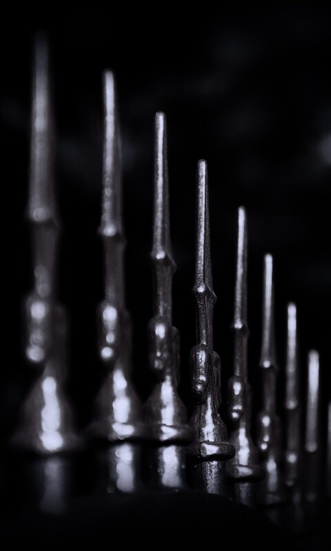 Оранжевые наконечники на ограде обои