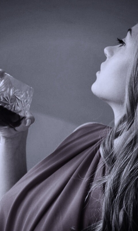 Девушка с бокалом обои