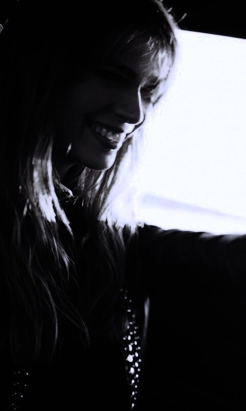 Девушка за рулем автомобиля обои