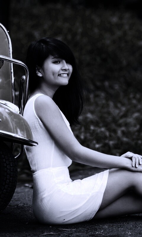 Девушка и мопед обои