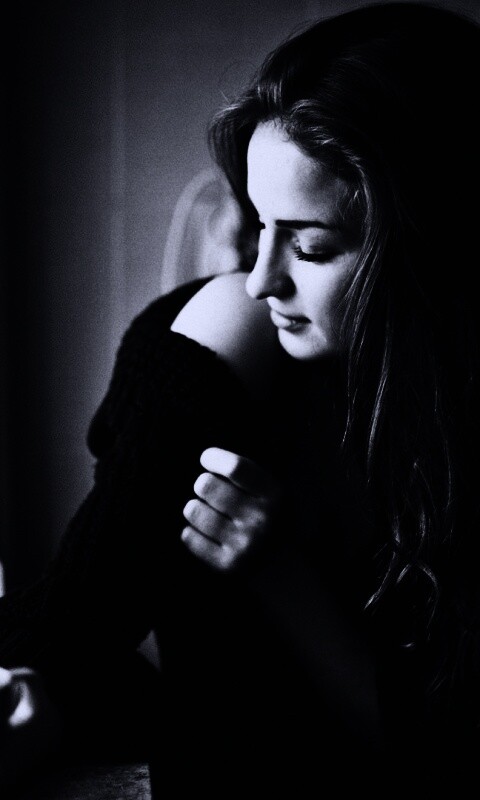 Обнаженное плечо и чашка кофе обои