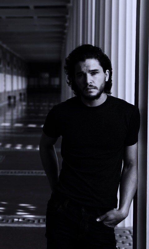 Кит Харингтон у колонны обои