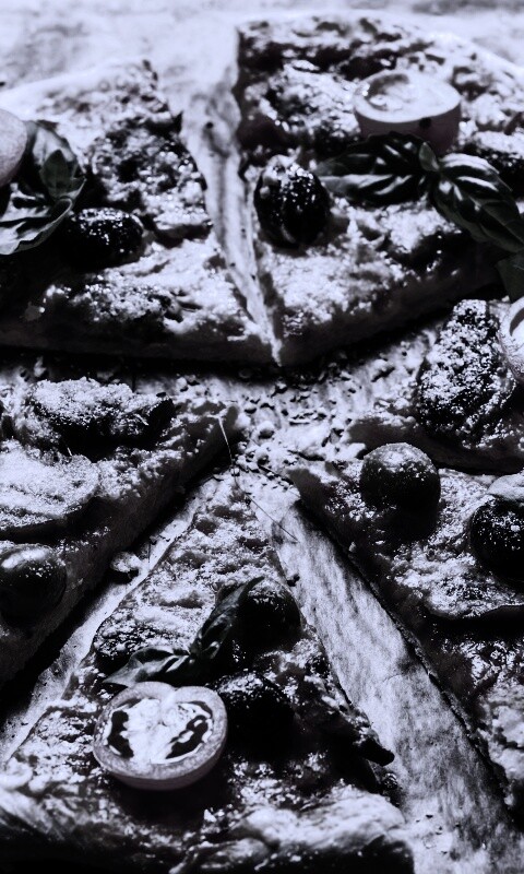 Сочная пицца с томатами и пармезаном обои