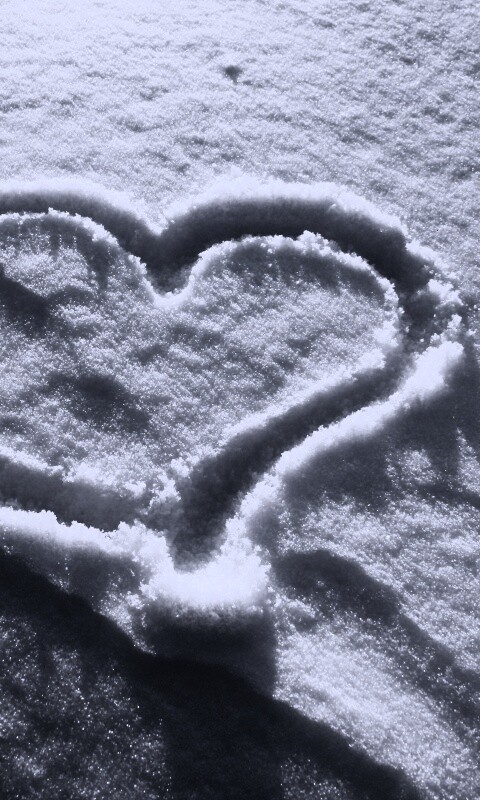 Сердечко на снегу обои
