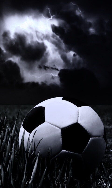 Футбольный мяч на газоне обои