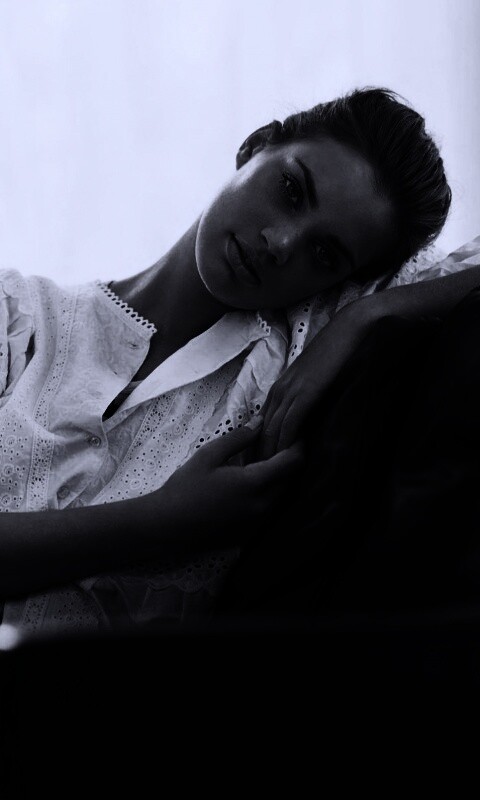 Девушка на диване обои