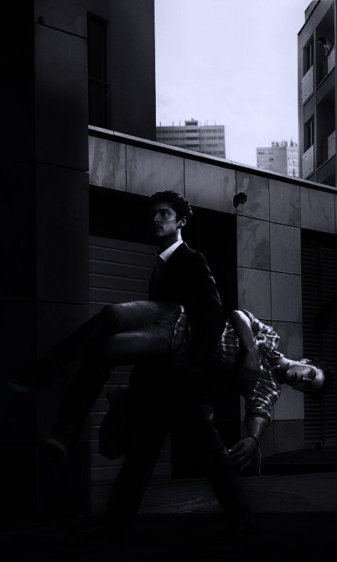 Мужчина с куклой обои