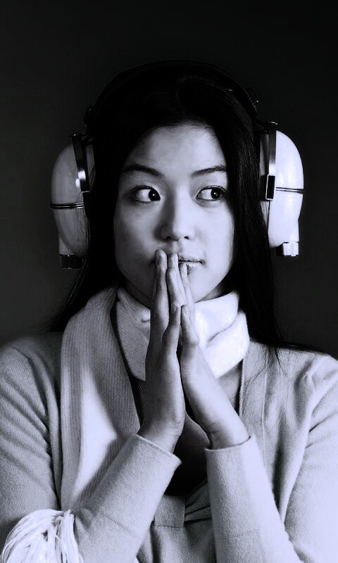 Японка в наушниках обои