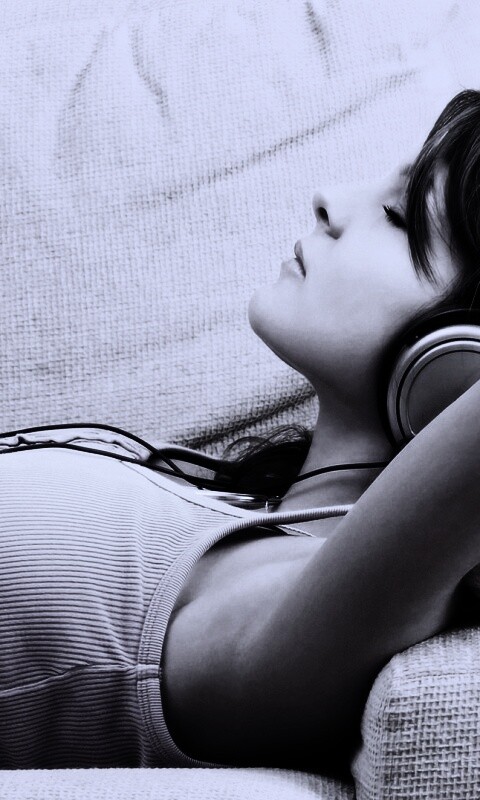 Слушающая музыку обои