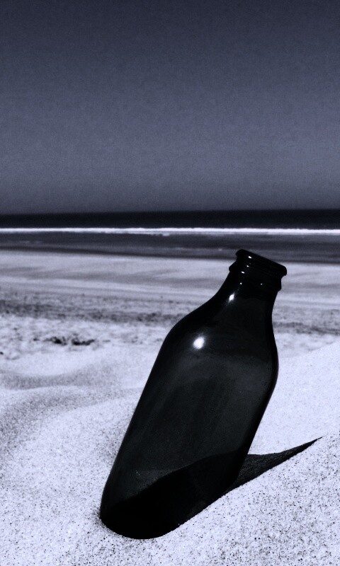 Бутылка на пляже обои