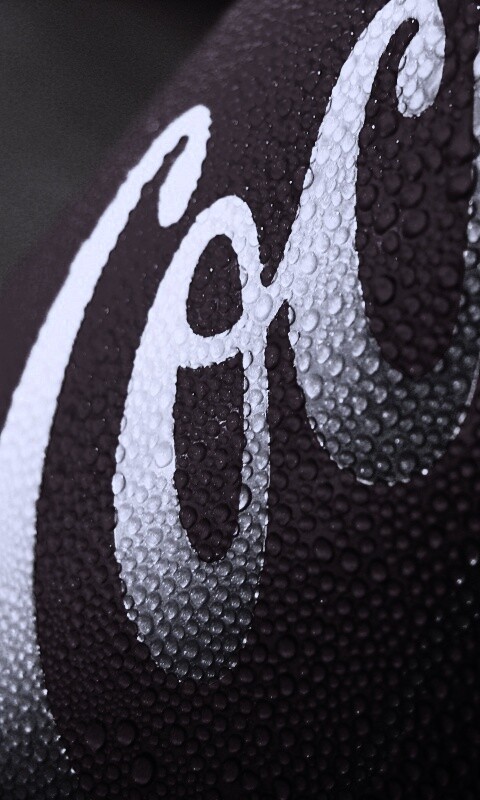 Запотевшая банка Кока-Колы обои