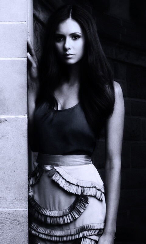 Девушка на лестнице обои