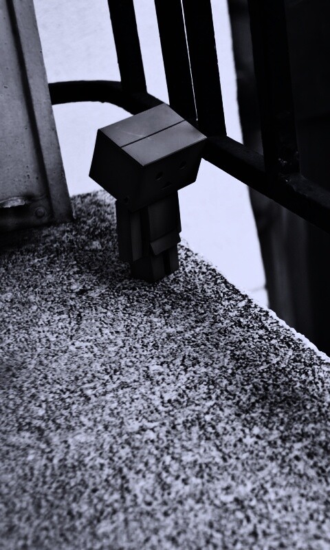 Грустный картонный человечек обои